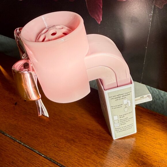 NEW Bow Scent Control™ Wallflowers Fragrance Plug Bath and Body Works - Picture 2 of 5